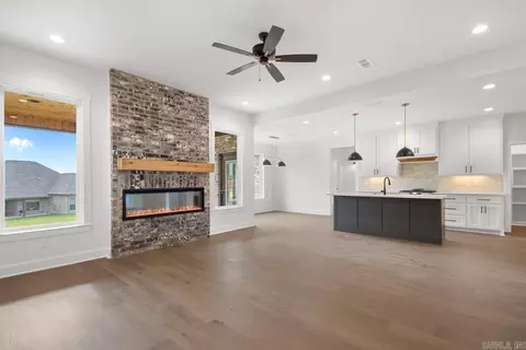 Living - 103 Dylan, Benton, AR 72015 photo 3 of 4