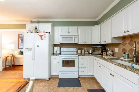 Kitchen - 212 Aztec Dr, Searcy, AR 72143 photo 2 of 3
