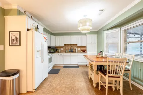 Kitchen - 212 Aztec Dr, Searcy, AR 72143 photo 1 of 3