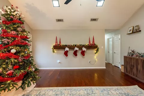 Living - 212 Aztec Dr, Searcy, AR 72143 photo 3 of 4