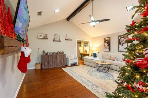 Living - 212 Aztec Dr, Searcy, AR 72143 photo 2 of 4