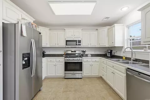 Kitchen - 302 Derek Ct, Alexander, AR 72002 photo 3 of 5