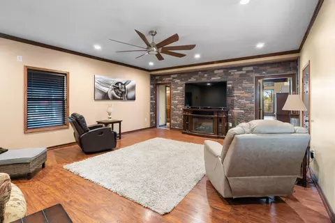 Living - 509 E Olive St, Melbourne, AR 72556 photo 2 of 3