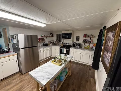 Kitchen - 1011 E Highland Ave, Malvern, AR 72104 photo 1 of 4