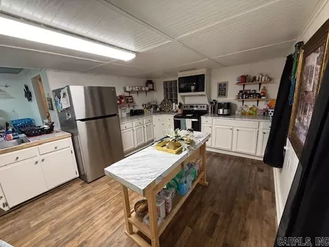 Kitchen - 1011 E Highland Ave, Malvern, AR 72104 photo 2 of 4