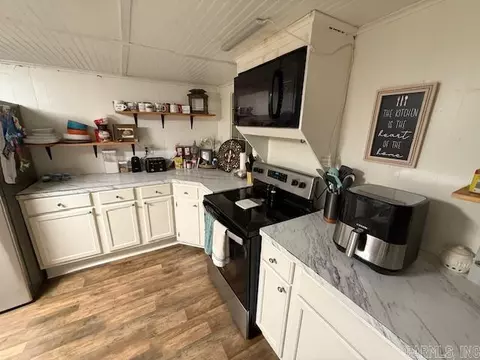 Kitchen - 1011 E Highland Ave, Malvern, AR 72104 photo 3 of 4