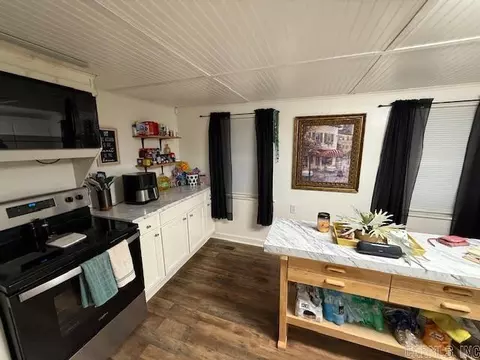 Kitchen - 1011 E Highland Ave, Malvern, AR 72104 photo 4 of 4