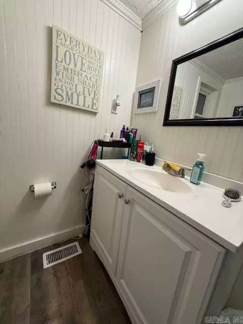 Bath - 1011 E Highland Ave, Malvern, AR 72104 photo 4 of 4
