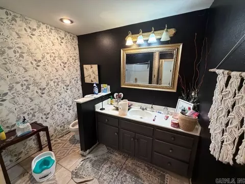 Bath - 460 Demuth Ln, Benton, AR 72019 photo 1 of 1