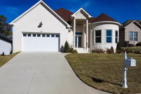 8108 Kanis Pines Dr, Little Rock, AR 72204