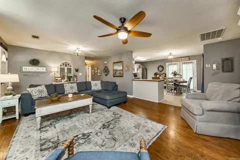 Living - 40 Spears Dr, Ward, AR 72176 photo 2 of 4