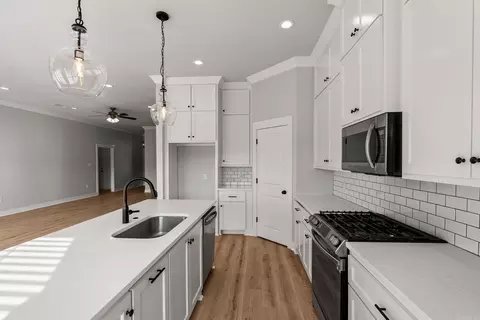 Kitchen - 2321 Bridgegate Dr, Conway, AR 72034 photo 7 of 8