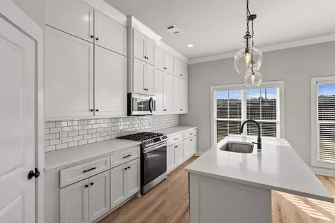 Kitchen - 2321 Bridgegate Dr, Conway, AR 72034 photo 8 of 8