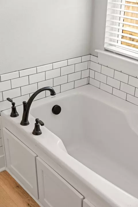 Bath - 2321 Bridgegate Dr, Conway, AR 72034 photo 2 of 4