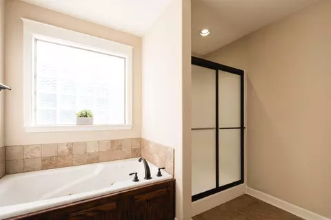 Bath - 1194 Oak Glenn Loop, Bryant, AR 72022 photo 3 of 4