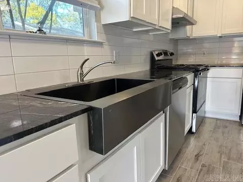 Kitchen - 1009 W Smith St, Benton, AR 72015 photo 2 of 2