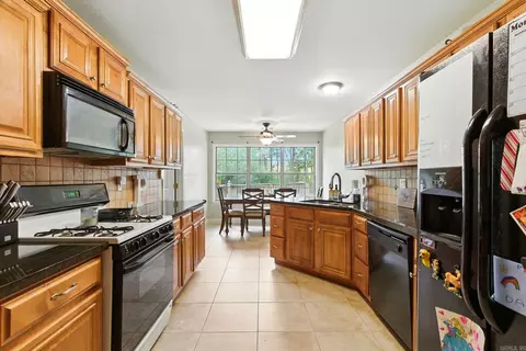 Kitchen - 1073 Fox Hunt Trl, Alexander, AR 72002 photo 1 of 4