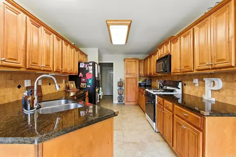 Kitchen - 1073 Fox Hunt Trl, Alexander, AR 72002 photo 2 of 4