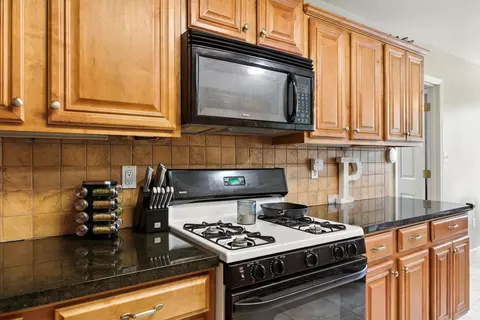 Kitchen - 1073 Fox Hunt Trl, Alexander, AR 72002 photo 3 of 4