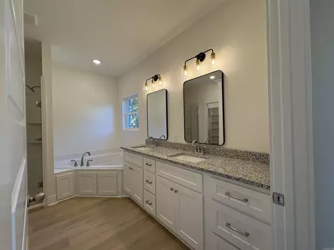 Bath - 2 Silverleaf Cv # -B, Greenbrier, AR 72058 photo 4 of 4
