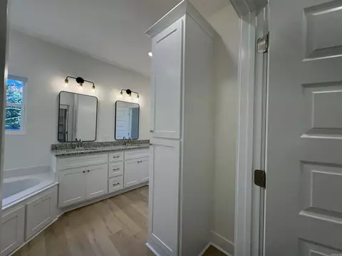 Bath - 2 Silverleaf Cv # -B, Greenbrier, AR 72058 photo 2 of 4
