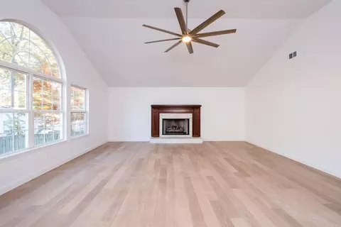 Living - 403 Wanda Ln, Benton, AR 72015 photo 11 of 14