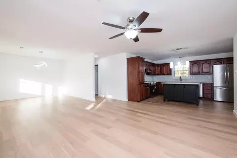 Living - 403 Wanda Ln, Benton, AR 72015 photo 3 of 14