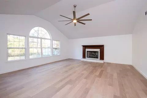 Living - 403 Wanda Ln, Benton, AR 72015 photo 10 of 14