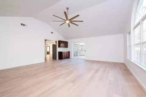 Living - 403 Wanda Ln, Benton, AR 72015 photo 13 of 14