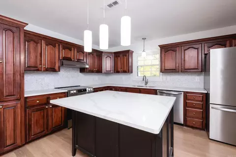 Kitchen - 403 Wanda Ln, Benton, AR 72015 photo 3 of 6
