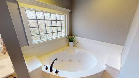 Bath - 3020 Ashley Dr, Conway, AR 72034 photo 5 of 9