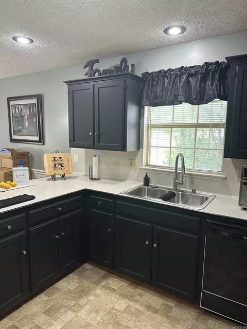 Kitchen - 27 Pointer Dr, Little Rock, AR 72202 photo 3 of 5