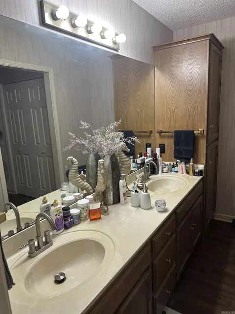 Bath - 27 Pointer Dr, Little Rock, AR 72202 photo 1 of 3