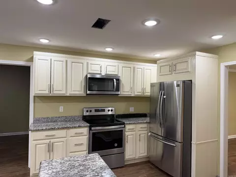 Kitchen - 5903 Hampton Pkwy, Pine Bluff, AR 71603 photo 2 of 2