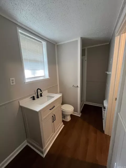 Bath - 707 Sunset Dr, Benton, AR 72015 photo 1 of 4