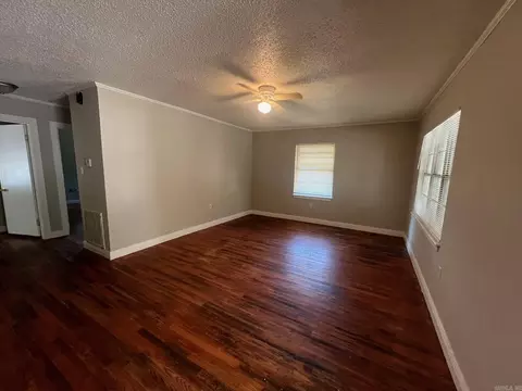 Living - 707 Sunset Dr, Benton, AR 72015 photo 1 of 4