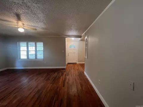 Living - 707 Sunset Dr, Benton, AR 72015 photo 4 of 4