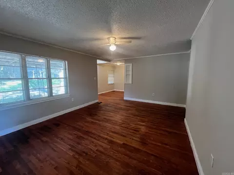 Living - 707 Sunset Dr, Benton, AR 72015 photo 2 of 4