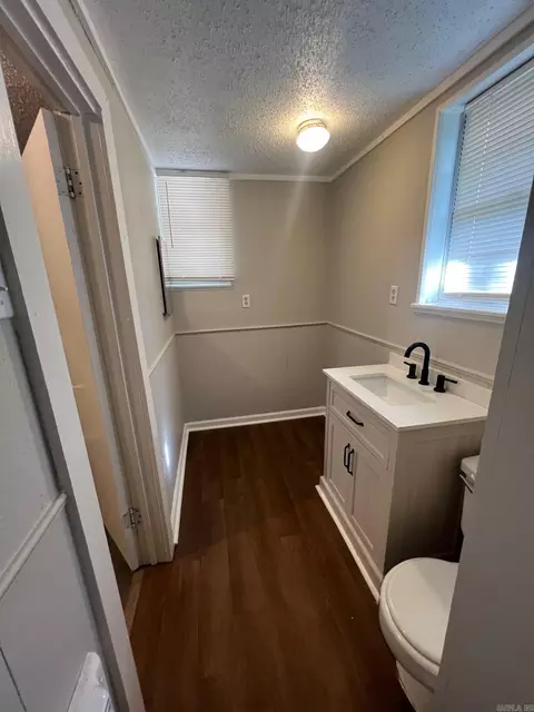 Bath - 707 Sunset Dr, Benton, AR 72015 photo 3 of 4