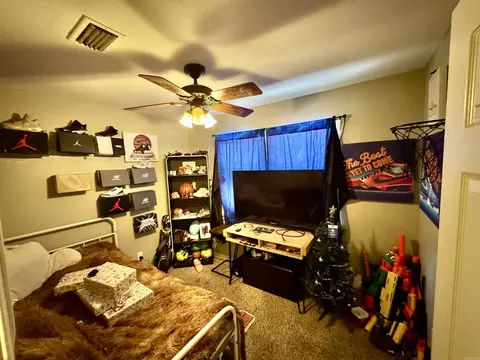 Bedroom - 604 Frances Cove Apts A-d, Mountain View, AR 72560 photo 5 of 14