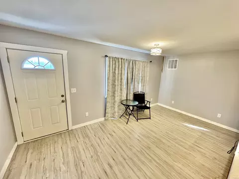 Entry Way - 604 Frances Cove Apts A-d, Mountain View, AR 72560 photo 1 of 2