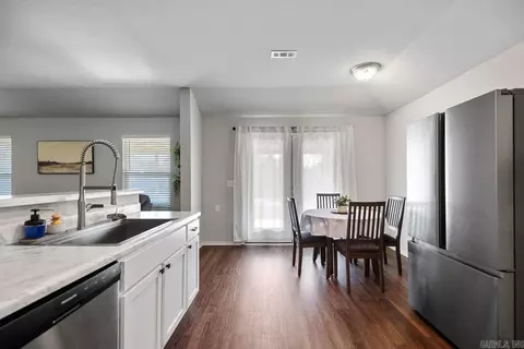 Kitchen - 1998 Milburn Dr, Benton, AR 72015 photo 3 of 4