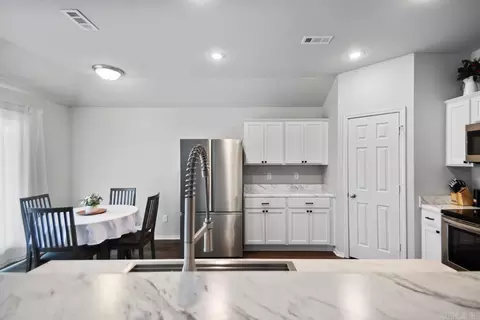 Kitchen - 1998 Milburn Dr, Benton, AR 72015 photo 4 of 4