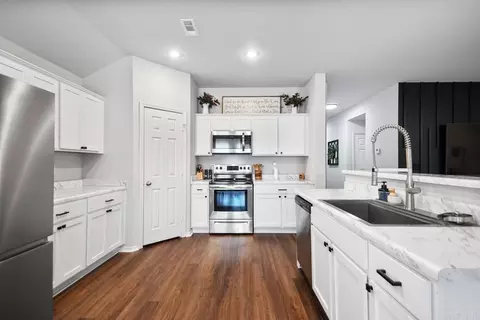 Kitchen - 1998 Milburn Dr, Benton, AR 72015 photo 1 of 4