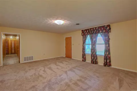 Living - 3407 S 65 Hwy, Pine Bluff, AR 71601 photo 3 of 6