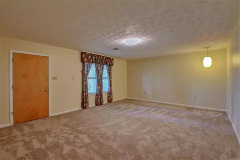 Living - 3407 S 65 Hwy, Pine Bluff, AR 71601 photo 2 of 6