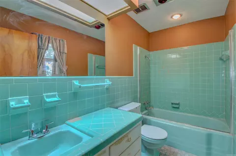 Bath - 3407 S 65 Hwy, Pine Bluff, AR 71601 photo 2 of 4