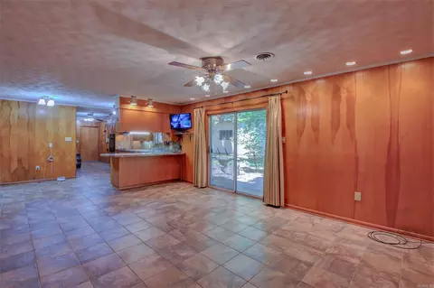 Living - 3407 S 65 Hwy, Pine Bluff, AR 71601 photo 4 of 6