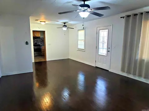 Living - 1010 Sutherland Ave, Mena, AR 71953 photo 4 of 6