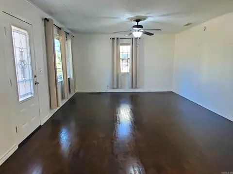 Living - 1010 Sutherland Ave, Mena, AR 71953 photo 2 of 6